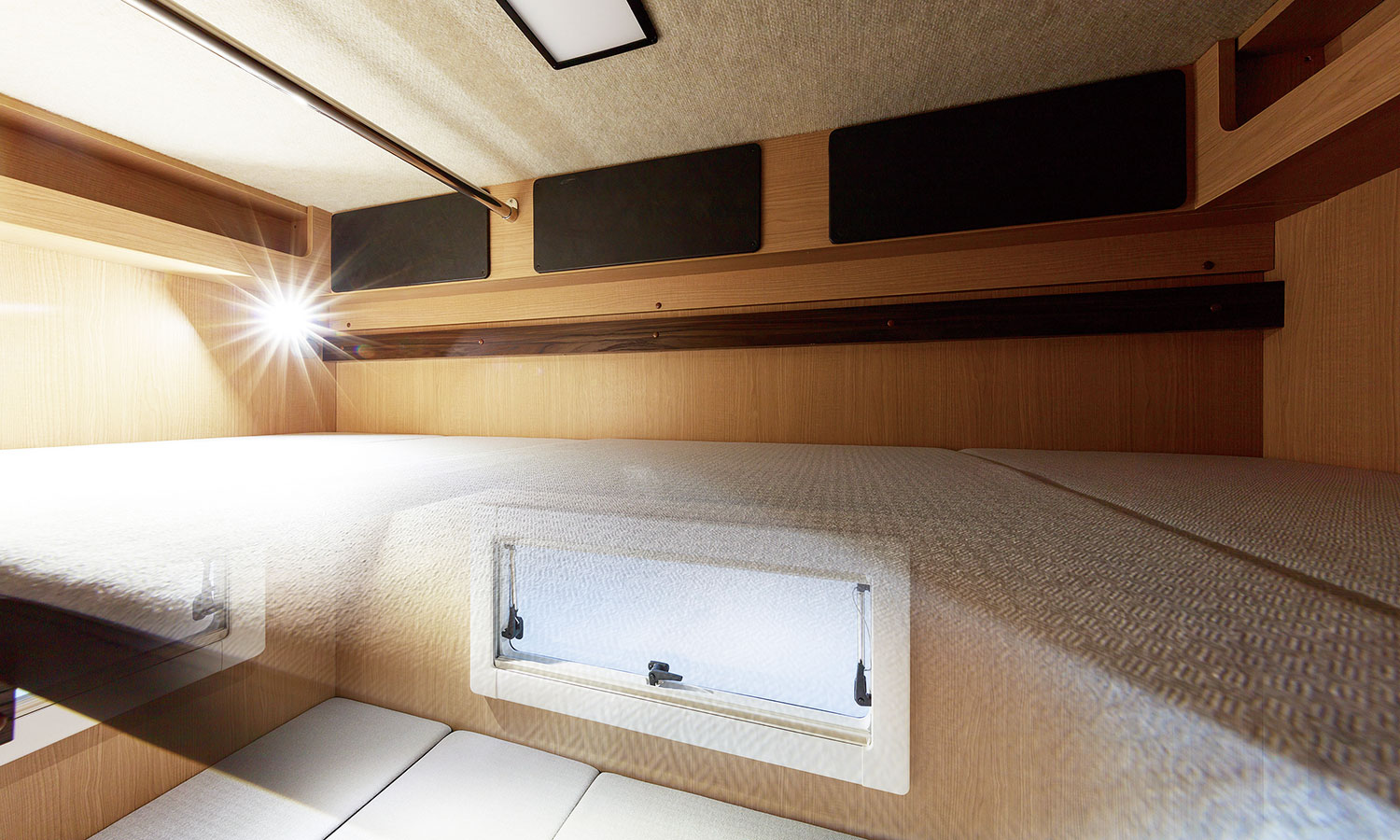 CORDE BUNKS　リヤ大型収納庫・2段ベッド